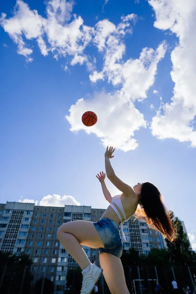 Молодая Спортсменка Топе Спортивных Штанах Играет Мячом Баскетбольной Площадке Открытом — стоковое фото