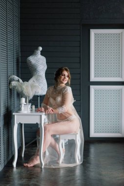 Beyaz iç çamaşırlı güzel bir gelin. Düğün için son hazırlıklar. Kız damadı bekliyor..