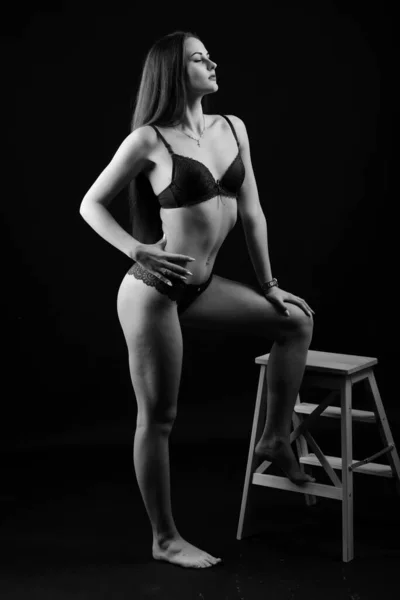 美しいですセクシー女性で青下着上の暗い背景 完璧な女性の体 スタジオショット — ストック写真