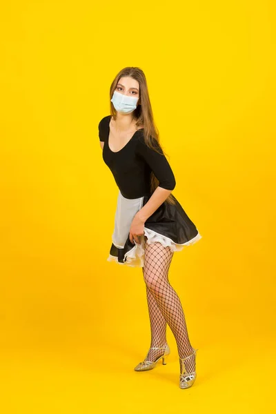 Piękne Sexy Kobieta Pokojówka Ubrania Pozowanie Studio Covid Ochronna Maska — Zdjęcie stockowe