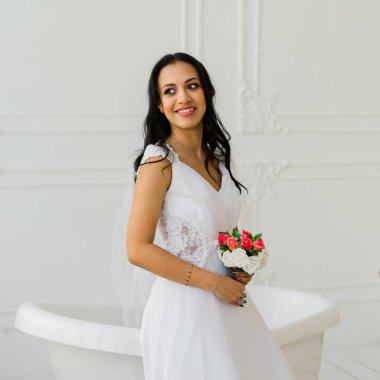 Duvağı ile mutlu, güzel bir gelin iç mekanda mutlu ve heyecanlı bir düğün sabahı