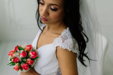 Duvağı ile mutlu, güzel bir gelin iç mekanda mutlu ve heyecanlı bir düğün sabahı