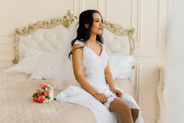 Duvağı ile mutlu, güzel bir gelin iç mekanda mutlu ve heyecanlı bir düğün sabahı