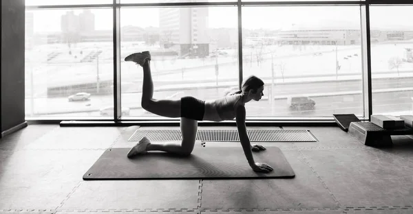 Donna Che Pratica Yoga Avanzato Tappetino Contro Una Grande Finestra — Foto Stock