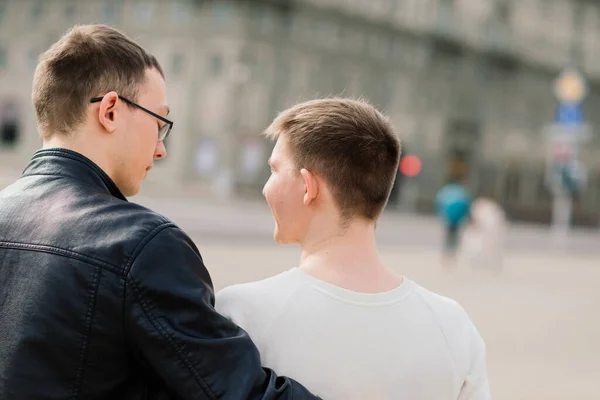 Roztomilý Gay Pár Městě Něžné Něžné Něžné Líbání Úsměv — Stock fotografie