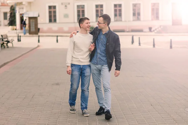 Şehirdeki Sevimli Eşcinsel Çift Şefkatle Öpüşüyor Gülümsüyor — Stok fotoğraf