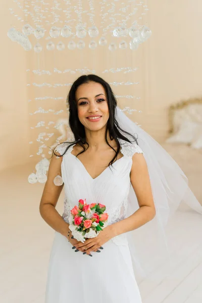 Noiva Bonita Feliz Com Seu Véu Sorrindo Animado Interior Manhã — Fotografia de Stock