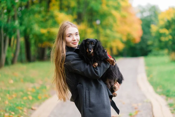 Mulher Feliz Segurando Seu Cachorrinho Nos Braços Parque Outono — Fotografia de Stock