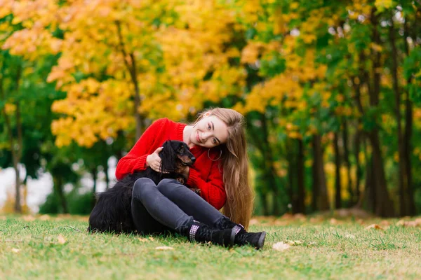 Donna Felice Che Tiene Suo Cagnolino Braccio Parco Autunnale — Foto Stock