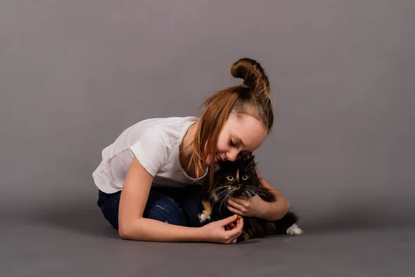 Amo Meu Gatinho Menina Segura Seu Novo Animal Estimação — Fotografia de Stock