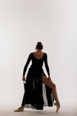 Beyaz arka planda izole edilmiş genç balerin kadın.