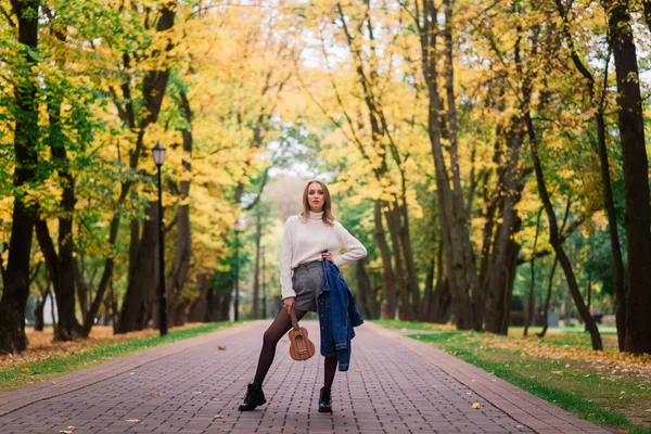 Hermosa Mujer Tocando Guitarra Ukelele Aire Libre Bosque Otoño — Foto de Stock