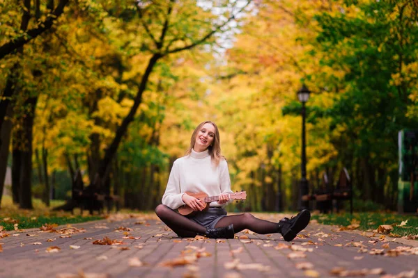 Mooie Vrouw Spelen Ukelele Gitaar Buiten Een Herfst Bos — Stockfoto