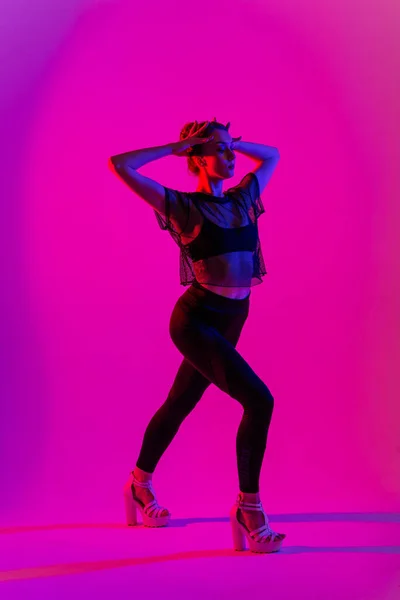 Mooie Vrouwelijke Danser Dragen Zwart Hoge Hakken Terwijl Het Uitvoeren — Stockfoto