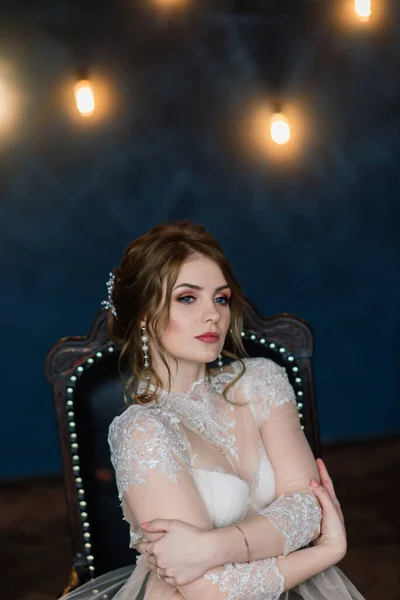 Красивая Молодая Невеста Белом Белье Последние Приготовления Свадьбе Ждут Жениха — стоковое фото
