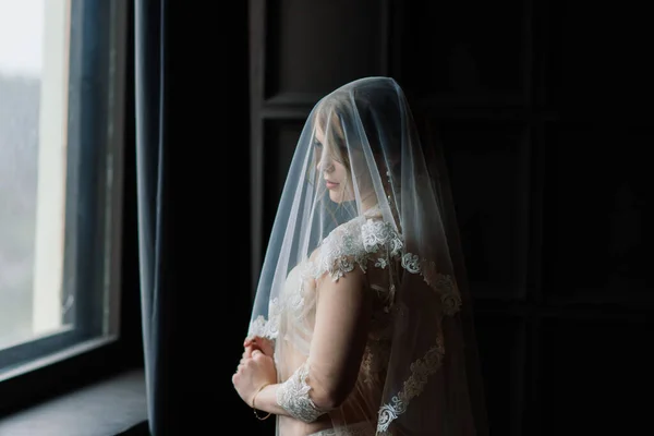 Красивая Молодая Невеста Белом Белье Последние Приготовления Свадьбе Ждут Жениха — стоковое фото