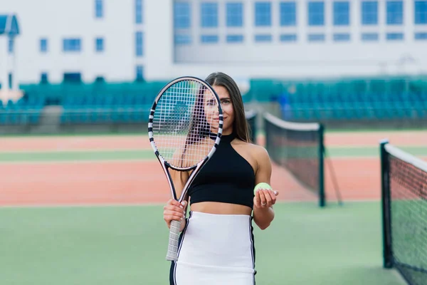 Schöne Stilvolle Sexy Frau Trendiger Sportbekleidung Auf Dem Tennisplatz — Stockfoto