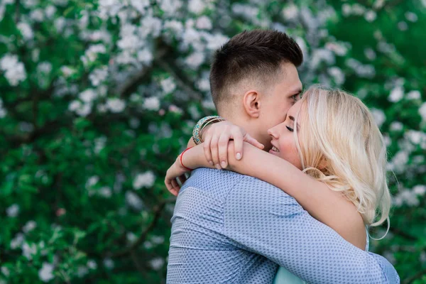 Milující Pár Líbání Přírodě Letní Večer Západ Slunce — Stock fotografie