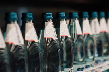 Minsk, Belarus - 03.29.2021. Mağazada kalan raflarda çok az maden suyu şişesi var.