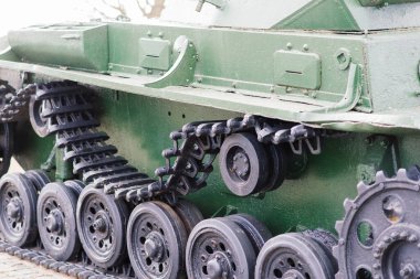 Yeşil bir kamuflaj tankındaki rayların parçası..