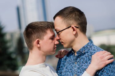 Şehir merkezinde yürüyen eşcinsel çift, yaşam tarzı