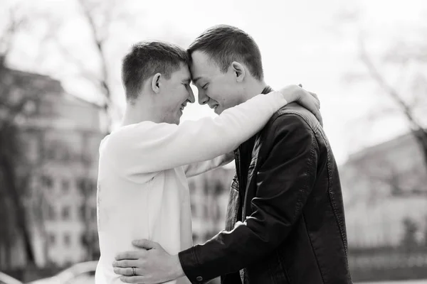 Homosexuella Par Promenader Centrum Livsstil — Stockfoto