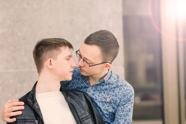 Gay Pár Procházky Centru Města Životní Styl — Stock fotografie