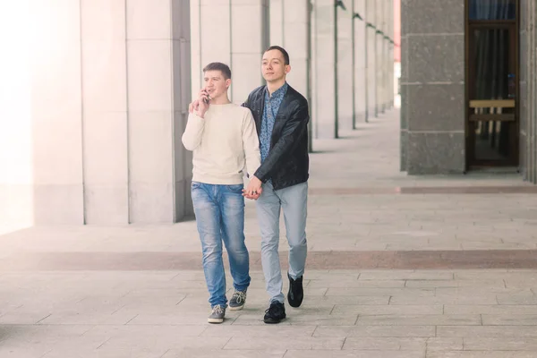 Gay Paar Wandelen Een Stad Centrum Levensstijl — Stockfoto