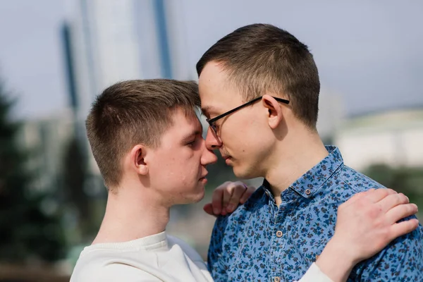 Pareja Gay Caminando Centro Ciudad Estilo Vida —  Fotos de Stock