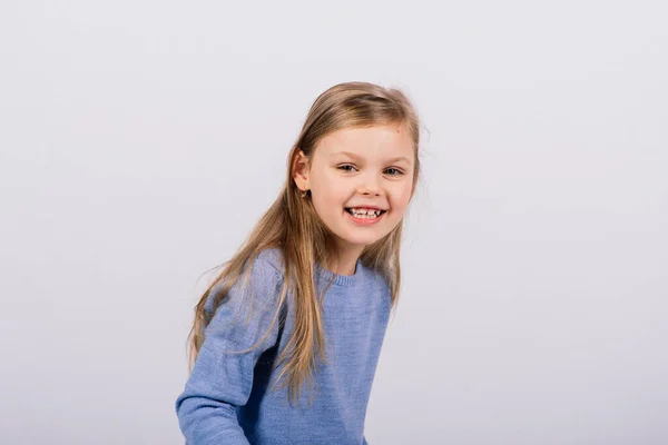 Портрет Красивой Маленькой Девочки Счастливой Улыбающейся Студии Изолированный Белый Фон — стоковое фото