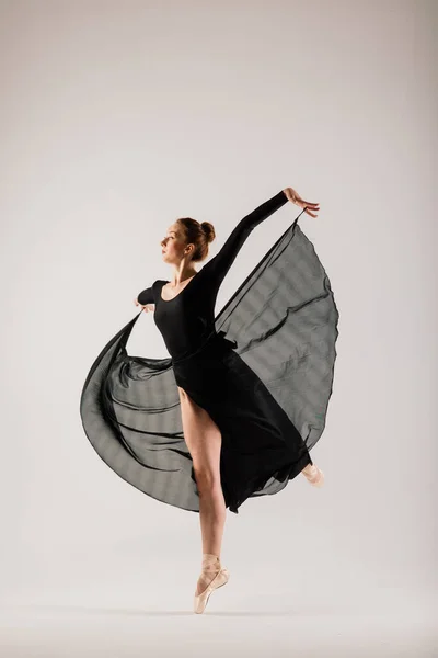 Portarit Der Sinnlichen Professionellen Kaukasischen Balletttänzerin Body Anzug Und Spitzenschuhen — Stockfoto