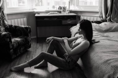 Pencerenin yanındaki kadın. Hayal et ve rahatla