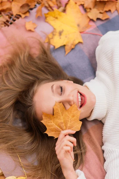 季节与人的概念 美丽的年轻女子 秋天枫叶躺在地上 — 图库照片