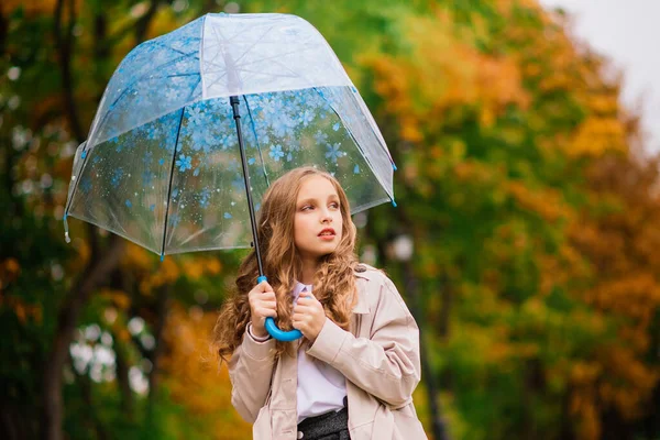 Junge Attraktive Lächelnde Mädchen Unter Dem Regenschirm Herbstlichen Wald — Stockfoto