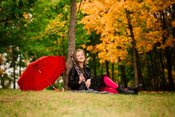 Giovane Attraente Ragazza Sorridente Sotto Ombrello Una Foresta Autunnale — Foto Stock