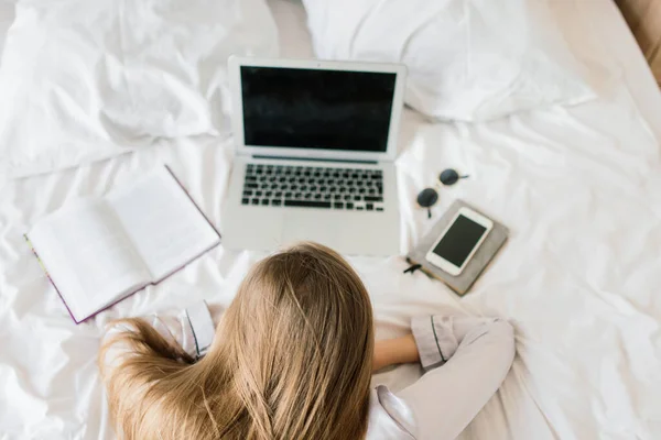 Mooie Blonde Vrouw Studeren Werken Een Bed Met Haar Laptop — Stockfoto