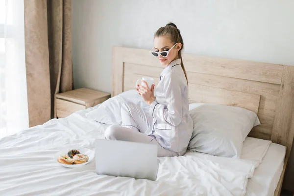 Hermosa Mujer Rubia Estudiando Trabajando Una Cama Con Portátil —  Fotos de Stock