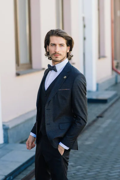 Bonito Modelo Homem Negócios Moda Vestida Com Terno Elegante Posando — Fotografia de Stock