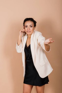 Genç, şaşkın kadın, kameraya bakıyor. İnsani duygular, yüz ifadesi kavramı.