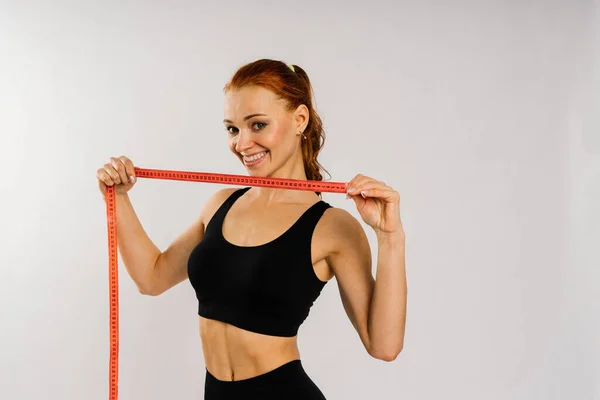 Fitness Žena Magnetofonem Ukazující Její Pas Pozadí Studia — Stock fotografie