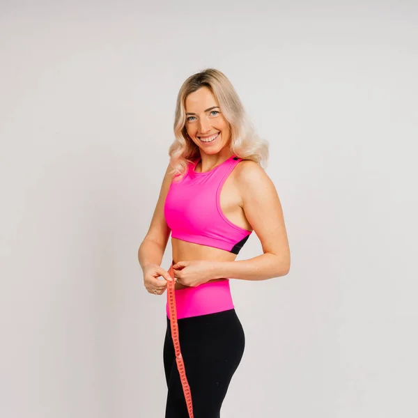Mulher Fitness Com Fita Métrica Mostrando Sua Cintura Fundo Estúdio — Fotografia de Stock