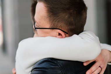 Şehir merkezinde yürüyen eşcinsel çift, yaşam tarzı