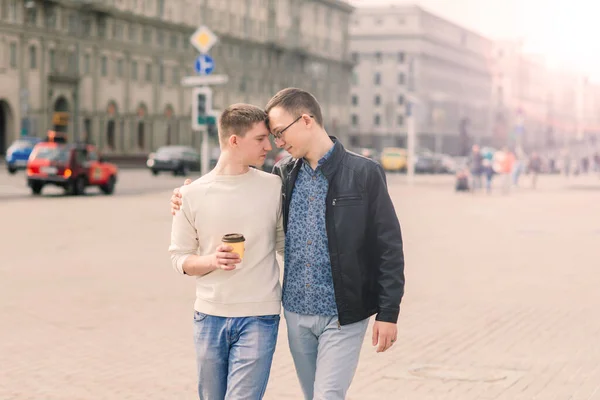 Pareja Gay Caminando Centro Ciudad Estilo Vida —  Fotos de Stock