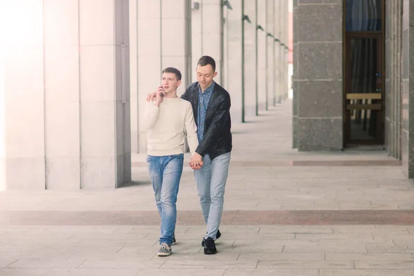 Pareja Gay Caminando Centro Ciudad Estilo Vida —  Fotos de Stock