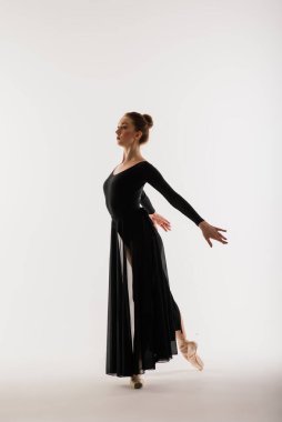 Vücut kıyafetli, beyaz tenli beyaz dansçı portresi..