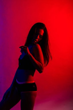 Stüdyoda poz veren genç ve güzel bir dansçı