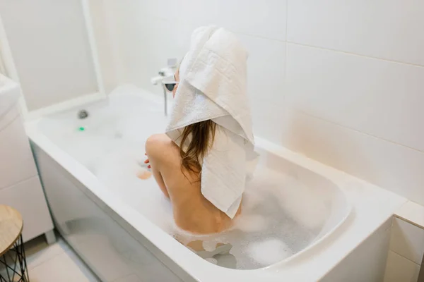 Πορτρέτο Της Ελκυστικής Γυναίκας Στο Μπάνιο Πετσέτα Στο Κεφάλι — Φωτογραφία Αρχείου
