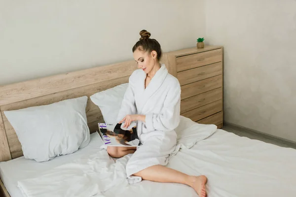 Mulher Roupão Branco Ficar Perto Janela Uma Cama Quarto Hotel — Fotografia de Stock