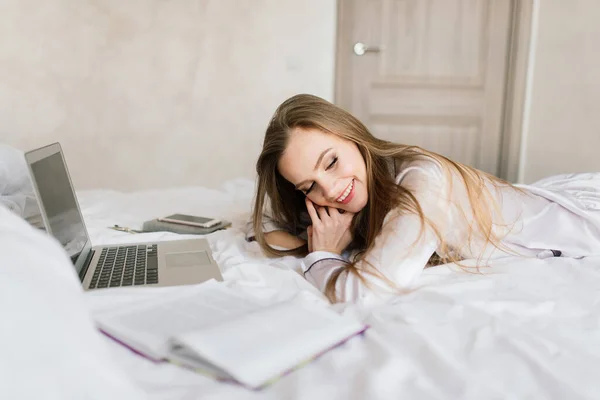 Foto Van Jonge Vrolijke Vrouw Pyjama Typen Laptop Glimlachen Terwijl — Stockfoto