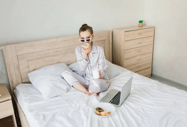 Foto Van Jonge Vrolijke Vrouw Pyjama Typen Laptop Glimlachen Terwijl — Stockfoto